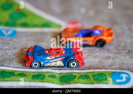 Une vue de Mattel Hot Wheels futuriste modèles de voitures sur un tapis de route de jeu Banque D'Images