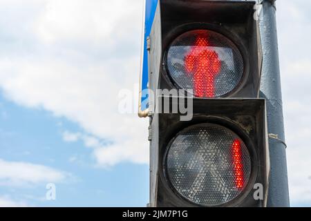 Feu rouge pour piétons sur fond de ciel bleu. Numéro rouge 1 au feu. Lieu d'écriture, espace de copie. Banque D'Images