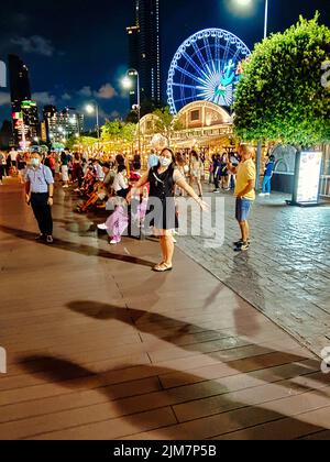 Un cliché vertical des gens de l'Asie : le Riverfront, un grand centre commercial en plein air à Bangkok, en Thaïlande Banque D'Images