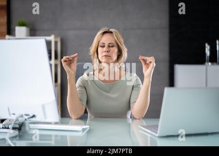 Exercice de méditation de yoga sain en chaise de bureau en milieu de travail Banque D'Images