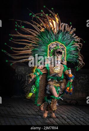 Les guerriers aztèques de Banda Monumental de Mexico se produit sur l'Esplanade du château d'Édimbourg lors du Royal Edinburgh Military Tattoo de cette année. Après une hiatus de deux ans, le Tattoo revient avec le spectacle de 2022 intitulé « Voices » avec plus de 800 artistes et inclut des représentations internationales du Mexique, des États-Unis, de la Suisse et de la Nouvelle-Zélande. Date de la photo: Jeudi 4 août 2022. Banque D'Images