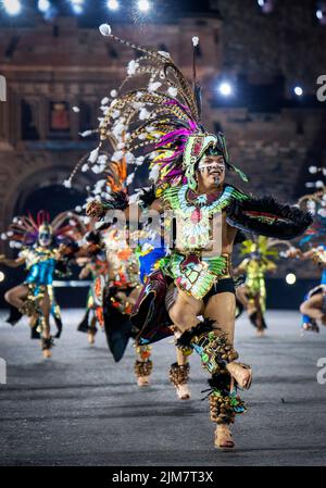 Les guerriers aztèques de Banda Monumental de Mexico se produit sur l'Esplanade du château d'Édimbourg lors du Royal Edinburgh Military Tattoo de cette année. Après une hiatus de deux ans, le Tattoo revient avec le spectacle de 2022 intitulé « Voices » avec plus de 800 artistes et inclut des représentations internationales du Mexique, des États-Unis, de la Suisse et de la Nouvelle-Zélande. Date de la photo: Jeudi 4 août 2022. Banque D'Images