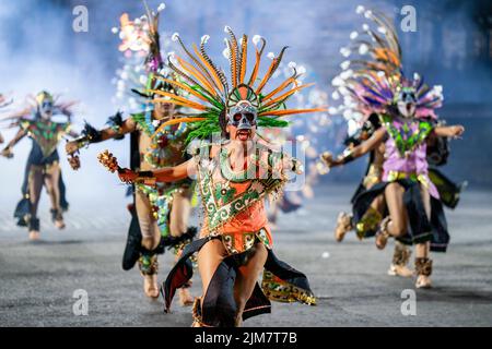 Les guerriers aztèques de Banda Monumental de Mexico se produit sur l'Esplanade du château d'Édimbourg lors du Royal Edinburgh Military Tattoo de cette année. Après une hiatus de deux ans, le Tattoo revient avec le spectacle de 2022 intitulé « Voices » avec plus de 800 artistes et inclut des représentations internationales du Mexique, des États-Unis, de la Suisse et de la Nouvelle-Zélande. Date de la photo: Jeudi 4 août 2022. Banque D'Images