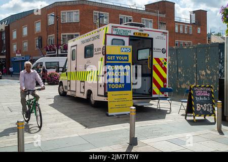 Slough, Berkshire, Royaume-Uni. 4th août 2022. Un centre mobile de vaccination Covid-19 sur Slough High Street. Le Comité mixte sur la vaccination et l'immunisation (JCVI) a récemment annoncé que toutes les personnes âgées de 50 ans et plus seront parmi celles qui se verront offrir un rappel COVID-19 et un jab de la grippe cet automne dans le cadre de plans visant à accroître la protection contre les virus respiratoires en prévision de l'hiver. Crédit : Maureen McLean/Alay Live News Banque D'Images