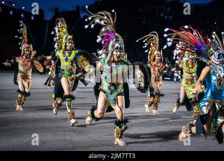 Les guerriers aztèques de Banda Monumental de Mexico se produit sur l'Esplanade du château d'Édimbourg lors du Royal Edinburgh Military Tattoo de cette année. Après une hiatus de deux ans, le Tattoo revient avec le spectacle de 2022 intitulé « Voices » avec plus de 800 artistes et inclut des représentations internationales du Mexique, des États-Unis, de la Suisse et de la Nouvelle-Zélande. Date de la photo: Jeudi 4 août 2022. Banque D'Images