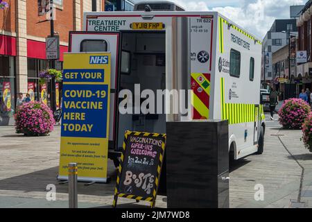 Slough, Berkshire, Royaume-Uni. 4th août 2022. Un centre mobile de vaccination Covid-19 sur Slough High Street. Le Comité mixte sur la vaccination et l'immunisation (JCVI) a récemment annoncé que toutes les personnes âgées de 50 ans et plus seront parmi celles qui se verront offrir un rappel COVID-19 et un jab de la grippe cet automne dans le cadre de plans visant à accroître la protection contre les virus respiratoires en prévision de l'hiver. Crédit : Maureen McLean/Alay Live News Banque D'Images