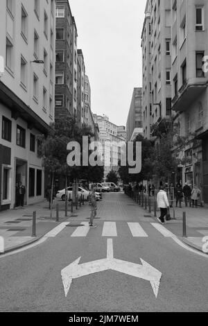 La photo verticale en niveaux de gris de la ville de Santander vue urbaine, Espagne Banque D'Images