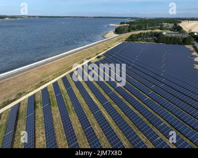 Grafham, Royaume-Uni. 04th août 2022. Panneaux solaires à côté de Grafham Water comme les niveaux d'eau sont inférieurs à la normale au réservoir d'eau de Grafham, mais Anglian Water n'a pas introduit une interdiction d'hotepipe, en dépit de la faible pluviométrie et l'un des juillet les plus secs jamais enregistrés. Grafham Water, près de Huntingdon, Cambridgeshire, Royaume-Uni, on 4 août, 2022 crédit : Paul Marriott/Alay Live News Banque D'Images