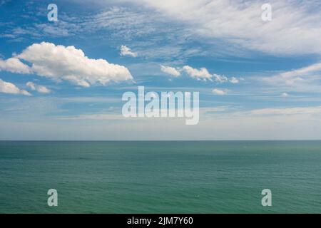 Vue aérienne du ciel bleu avec nuages sur la mer. Vol au-dessus de la mer. Concept vacances d'été et de voyage. Banque D'Images