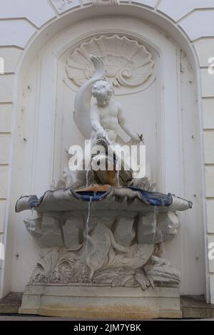 Un cliché vertical d'une statue de fragment architectural dans le style d'une fontaine, Vienne, Autriche Banque D'Images