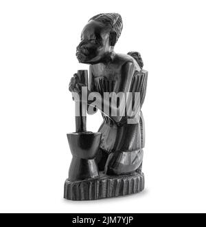 Statue africaine en bois d'une femme travaillant avec un grand mortier, et caryant son enfant sur son dos isolé sur blanc Banque D'Images