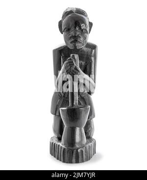 Statue africaine en bois d'une femme travaillant avec un grand mortier, et caryant son enfant sur son dos isolé sur blanc Banque D'Images