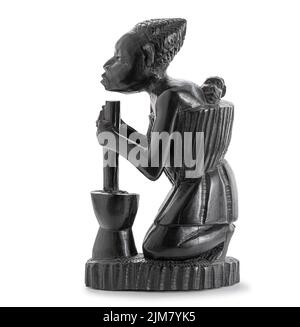 Statue africaine en bois d'une femme travaillant avec un grand mortier, et caryant son enfant sur son dos isolé sur blanc Banque D'Images