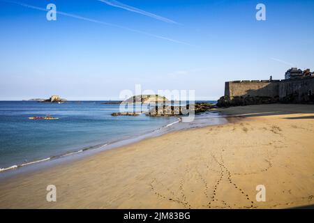 Kayak dans la baie de Saint-Malo, Bretagne, France Banque D'Images