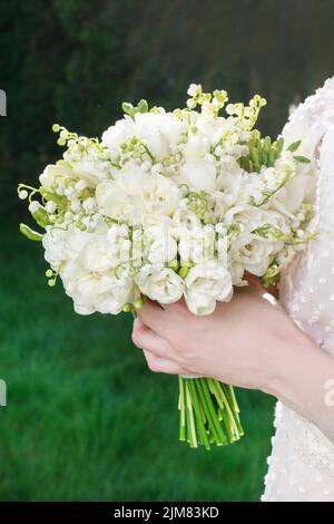 Femme tenant un bouquet de mariage blanc. Fête Banque D'Images