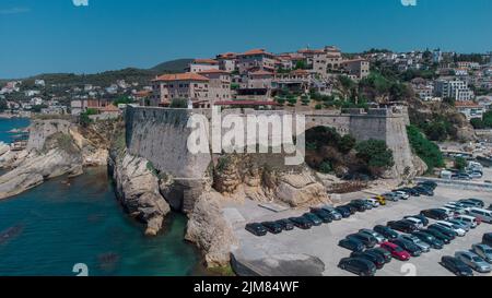 Vue d'ensemble vue aérienne sur le château de la ville d'ulcinj depuis la mer. Fort fort fort dans la vieille ville d'Ulcinj. Banque D'Images