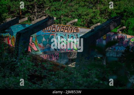 SARAJEVO, BOSNIE, 11,7..2022: Vestiges abandonnés ou désertés de l'ancienne piste de bobsleigh olympique à Sarajevo, pour les jeux olympiques d'hiver de 1984. Banque D'Images