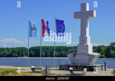 Vukovar, Croatie - 31 juillet 2022:Grande Croix pour les victimes de la guerre à Vukovar, Croatie. Banque D'Images