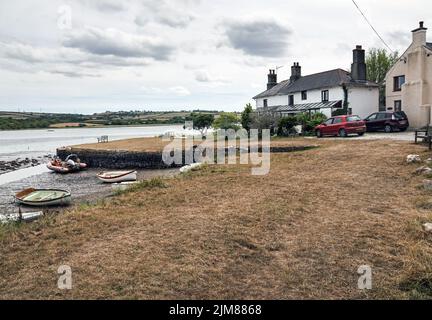 Herbe séchée sur le quai du village de Bere Ferrers, dans le Devon, sur les rives de la rivière Tavy, dans l'AONB de la vallée de Tamar, en août 2022 Banque D'Images