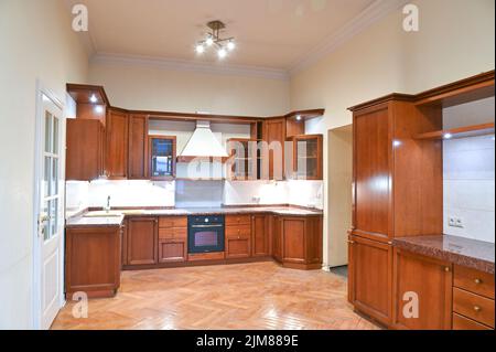 Cuisine spacieuse avec mobilier en bois et murs clairs. Banque D'Images