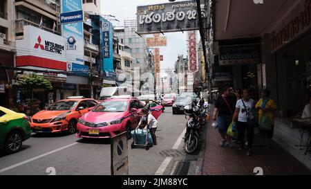 Trafic Yaowarat Road dans le quartier de Samphanthawong Chinatown Bangkok Thaïlande Banque D'Images