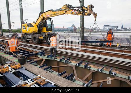 Pose de nouvelles voies sur le pont Sud, pelle pour rail routier Liebherr A 922 Rail, Cologne, Allemagne. Verlegung neuer Gleise auf der Suedbruecke, Zweiweg Banque D'Images