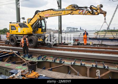 Pose de nouvelles voies sur le pont Sud, pelle pour rail routier Liebherr A 922 Rail, Cologne, Allemagne. Verlegung neuer Gleise auf der Suedbruecke, Zweiweg Banque D'Images