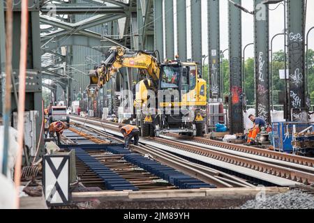 Pose de nouvelles voies sur le pont Sud, pelle pour rail routier Liebherr A 922 Rail, Cologne, Allemagne. Verlegung neuer Gleise auf der Suedbruecke, Zweiweg Banque D'Images