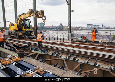 Pose de nouvelles voies sur le pont Sud, pelle pour rail routier Liebherr A 922 Rail, Cologne, Allemagne. Verlegung neuer Gleise auf der Suedbruecke, Zweiweg Banque D'Images