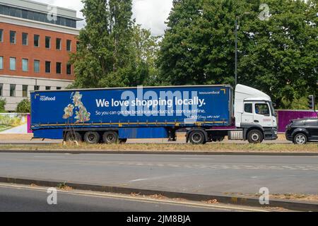 Slough, Berkshire, Royaume-Uni. 4th août 2022. Un HGV de Tesco traverse la ville. Crédit : Maureen McLean/Alay Banque D'Images