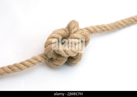 Nœud de corde attaché isolé sur fond blanc Banque D'Images