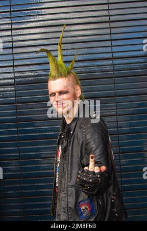 Blackpool, Lancashire, Royaume-Uni. 4th août 2022. La sous-culture punk, les idéologies, la mode, avec des coiffures mohican teints et la coloration au festival Punk Rebellion aux jardins d'hiver. Une protestation contre les attitudes et les comportements conventionnels, un choc des cultures anti-establishment, des mohawks, des épingles de sécurité et une charge d'attitude à la ville de bord de mer tandis que les punks participant au festival annuel de musique rock Rebellion aux jardins d'hiver se côtoient avec les vacanciers traditionnels. Banque D'Images