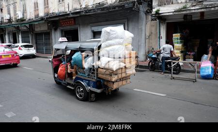 Surchargé Tuk Tuk Thanon Song Wat zone Chinatown Bangkok Thaïlande Banque D'Images