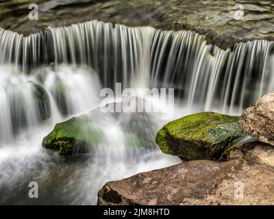 Détail de Lower Force, la section la plus basse des chutes Aysgarth, sur la rivière Ure à Wensleydale, dans le North Yorkshire. Banque D'Images