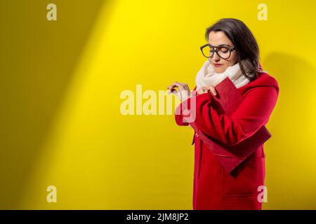 Enseignant en attente de commencer l'année scolaire. Fond jaune Banque D'Images