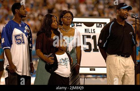 Charlotte, États-Unis. 13th août 2005. Sam Mills III parle au nom de la famille lors d'une cérémonie de retrait du maillot de Carolina Panthers Sam Mills, pendant la mi-temps du match de pré-saison contre les Washington Redskins au stade Bank of America à Charlotte, Caroline du Nord, le samedi 13 août 2005. (Photo de Patrick Schneider/The Charlotte observer/TNS/Sipa USA) crédit: SIPA USA/Alay Live News Banque D'Images