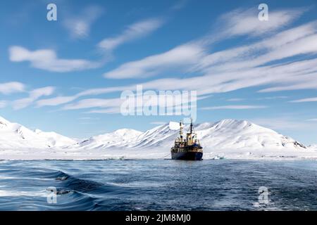 Brise-glace à l'ancre dans les eaux arctiques de Svalbard, un archipel norvégien entre la Norvège continentale et le pôle Nord. Ciel bleu et neige Banque D'Images