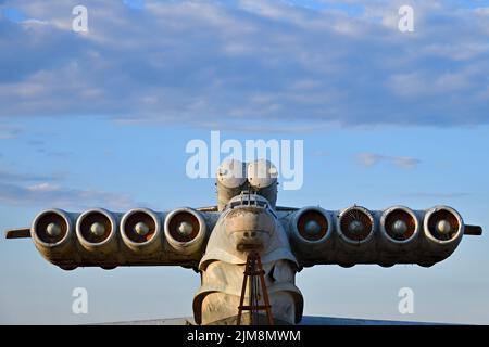 Détail de l'ekranoplan de classe LUN soviétique abandonné sur la côte de la mer Caspienne. Dagestan. Russie Banque D'Images