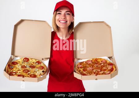 fille de livraison de pizza montrant des pizzas à l'intérieur des boîtes Banque D'Images