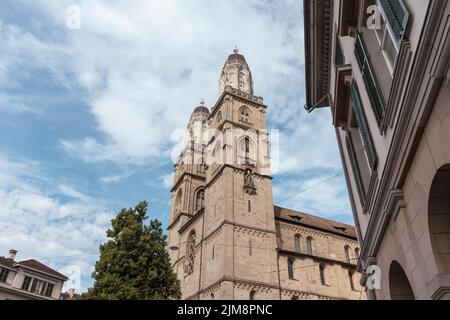 Vue à angle bas de l'église Grossmunster à Zurich, Suisse. Copier l'espace Banque D'Images