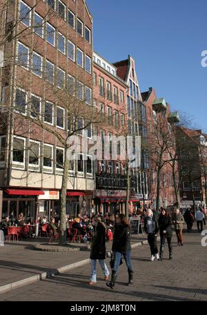 BRÊME,ALLEMAGNE-FÉVRIER 2:personnes non identifiées appréciant Sunny Day dans les cafés et la marche. 2 février, 2014 à Brême, Allemagne. Banque D'Images