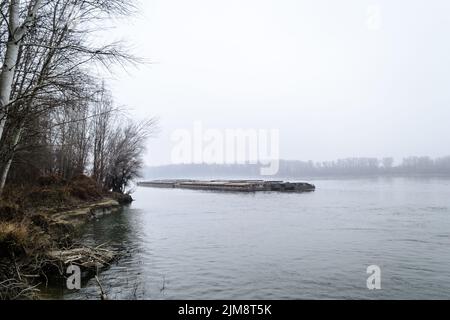 Des pétroliers sur le Danube pendant la période hivernale. Des pétroliers ancrés sur le Danube en hiver. Banque D'Images