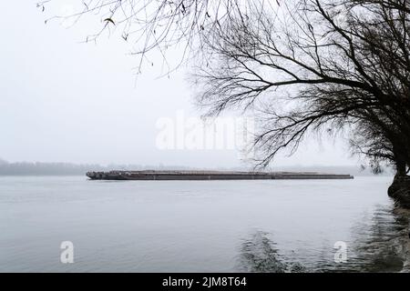 Des pétroliers sur le Danube pendant la période hivernale. Des pétroliers ancrés sur le Danube en hiver. Banque D'Images