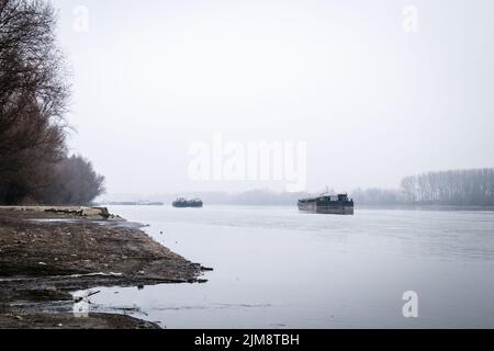 Des pétroliers sur le Danube pendant la période hivernale. Des pétroliers ancrés sur le Danube en hiver. Banque D'Images