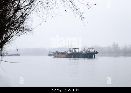 Des pétroliers sur le Danube pendant la période hivernale. Des pétroliers ancrés sur le Danube en hiver. Banque D'Images