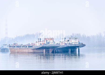 Des pétroliers sur le Danube pendant la période hivernale. Des pétroliers ancrés sur le Danube en hiver. Banque D'Images