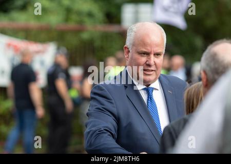 Le chef des conservateurs gallois, Andrew RT Davies, accueille les membres du parti avant l'événement de hustings de la direction du parti conservateur à Cardiff, au 2 août Banque D'Images