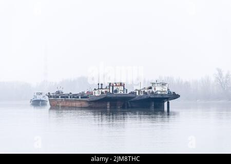 Des pétroliers sur le Danube pendant la période hivernale. Des pétroliers ancrés sur le Danube en hiver. Banque D'Images