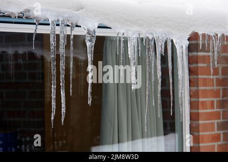 Bord de toit avec glaçons Banque D'Images