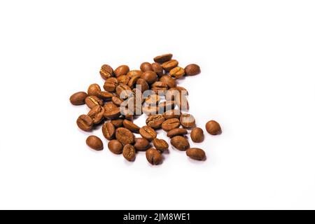 Tas de grains de café sur fond blanc Banque D'Images